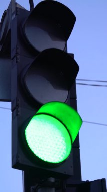 Yoldaki bir trafik ışığının dikey videosu