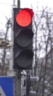 Yoldaki bir trafik ışığının dikey videosu