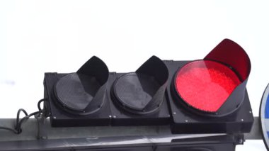 Yoldaki bir trafik ışığının dikey videosu