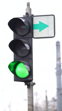 Yoldaki bir trafik ışığının dikey videosu