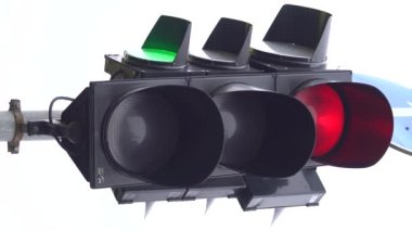 Yoldaki bir trafik ışığının dikey videosu