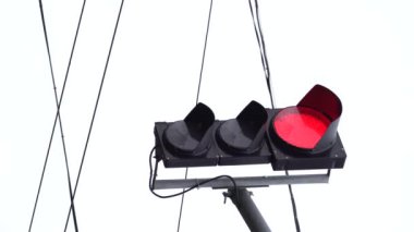 Yoldaki bir trafik ışığının dikey videosu