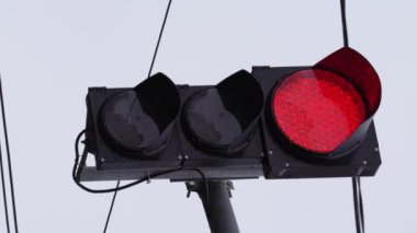 Yoldaki bir trafik ışığının dikey videosu