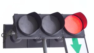 Yoldaki bir trafik ışığının dikey videosu