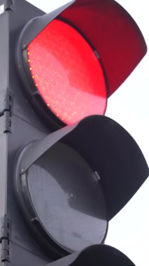 Yoldaki bir trafik ışığının dikey videosu