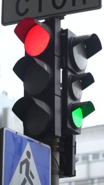 Yoldaki bir trafik ışığının dikey videosu