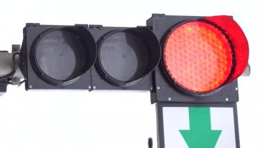 Yoldaki bir trafik ışığının dikey videosu