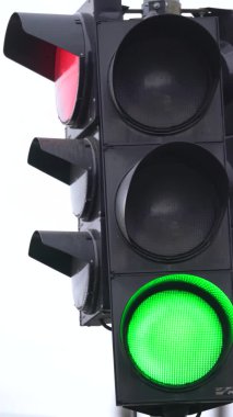Yoldaki bir trafik ışığının dikey videosu