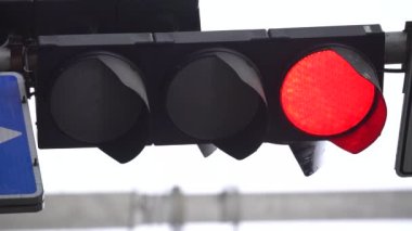 Yoldaki bir trafik ışığının dikey videosu