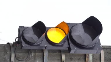 Yoldaki bir trafik ışığının dikey videosu