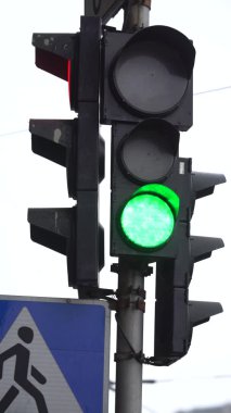 Yoldaki bir trafik ışığının dikey videosu