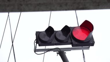 Yoldaki bir trafik ışığının dikey videosu