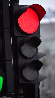 Yoldaki bir trafik ışığının dikey videosu