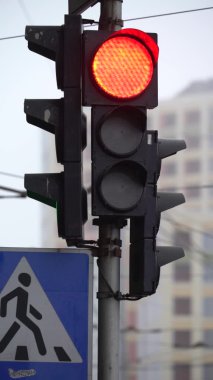 Yoldaki bir trafik ışığının dikey videosu