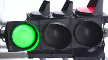 Yoldaki bir trafik ışığının dikey videosu