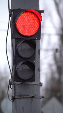 Yoldaki bir trafik ışığının dikey videosu