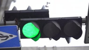 Yoldaki bir trafik ışığının dikey videosu