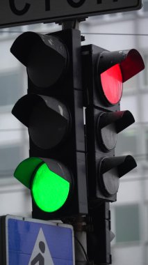 Yoldaki bir trafik ışığının dikey videosu