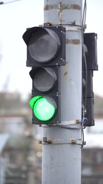 Yoldaki bir trafik ışığının dikey videosu