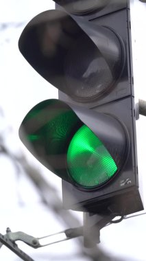 Yoldaki bir trafik ışığının dikey videosu