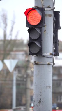 Yoldaki bir trafik ışığının dikey videosu