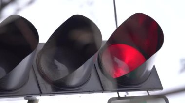 Yoldaki bir trafik ışığının dikey videosu