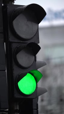 Yoldaki bir trafik ışığının dikey videosu