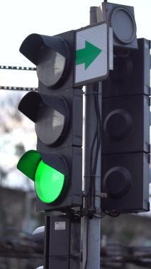 Yoldaki bir trafik ışığının dikey videosu