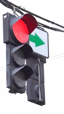Yoldaki bir trafik ışığının dikey videosu