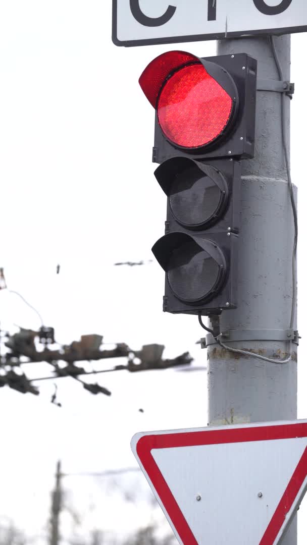 Vídeo vertical de um semáforo na estrada — Vídeo de Stock