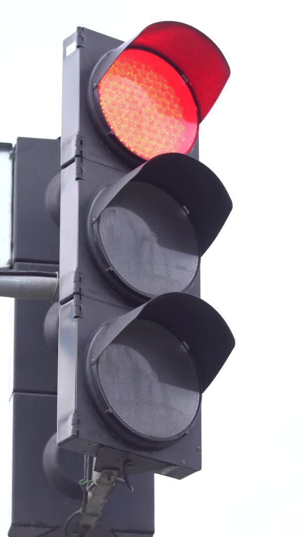 Vertikales Video einer Ampel auf der Straße — Stockvideo