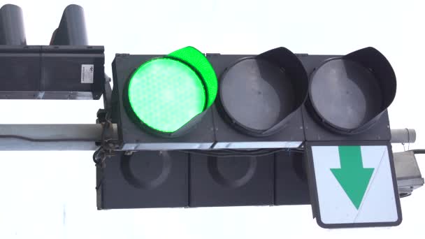 Vídeo vertical de un semáforo en la carretera — Vídeos de Stock