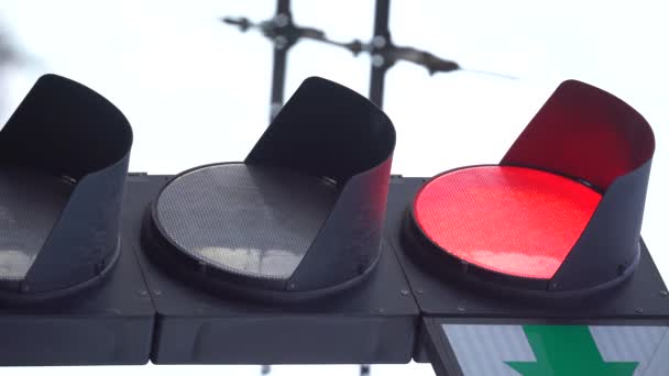 Vertikales Video einer Ampel auf der Straße — Stockvideo