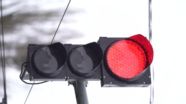 Vídeo vertical de un semáforo en la carretera — Vídeos de Stock