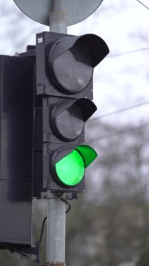 Yoldaki bir trafik ışığının dikey videosu