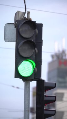 Yoldaki bir trafik ışığının dikey videosu
