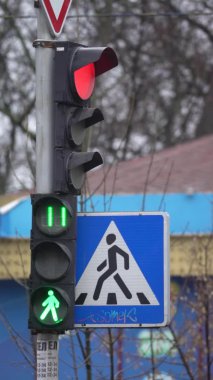 Yoldaki yaya trafik ışıklarının dikey videosu