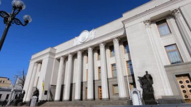 Kyiv 'deki Ukrayna Parlamentosu binası - Verkhovna Rada, ağır çekim