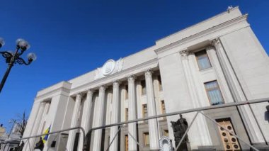 Kyiv 'deki Ukrayna Parlamentosu binası - Verkhovna Rada, ağır çekim