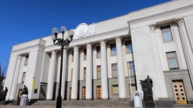 Kyiv 'deki Ukrayna Parlamentosu binası - Verkhovna Rada, ağır çekim