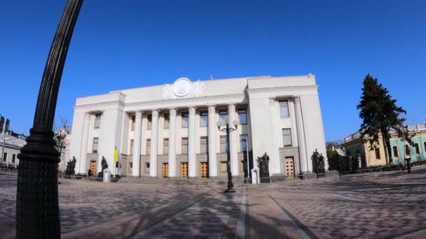 Budynek ukraińskiego parlamentu w Kijowie - Rada Najwyższa, spowolniony ruch — Wideo stockowe