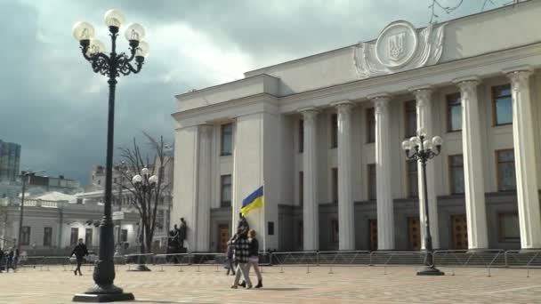 Kyiv, Ukraine : Building of the Ukrainian Parliament - Verkhovna Rada — Stock video