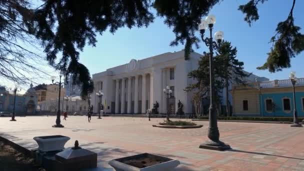 Kyiv, Ukraine : Building of the Ukrainian Parliament - Verkhovna Rada — Stock video