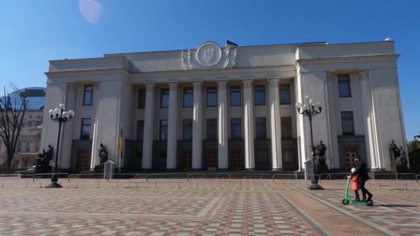 Kyiv, Ukraine : Building of the Ukrainian Parliament - Verkhovna Rada — Stock video