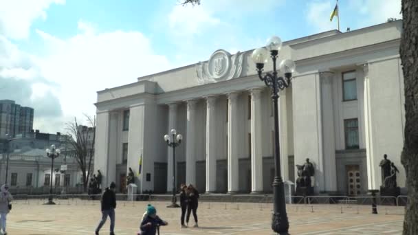 Kyiv, Ukraine : Building of the Ukrainian Parliament - Verkhovna Rada — Stock video