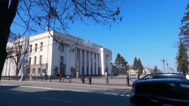 Kiew, Ukraine: Gebäude des ukrainischen Parlaments - Werchowna Rada — Stockvideo