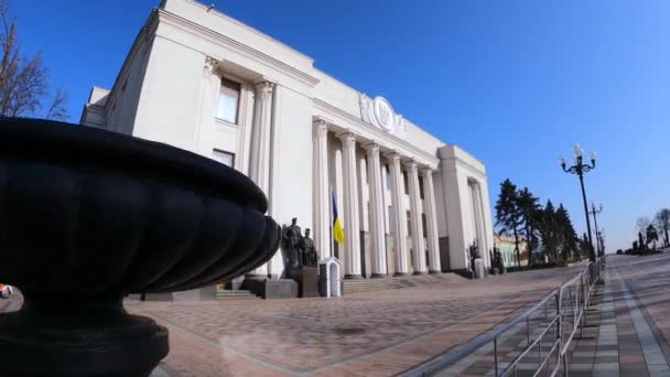 Kijev, Ukrajna: Az ukrán parlament épülete - Verkhovna Rada — Stock videók