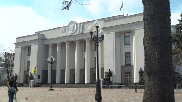 Kyiv, Ukraine : Building of the Ukrainian Parliament - Verkhovna Rada — Stock video