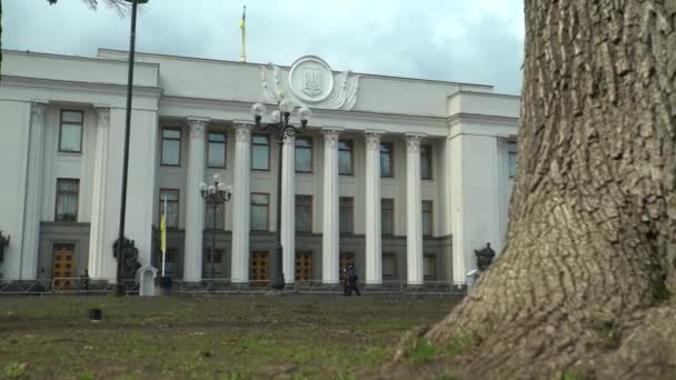 Kiev, Ucrânia: construção do Parlamento ucraniano - Verkhovna Rada — Vídeo de Stock