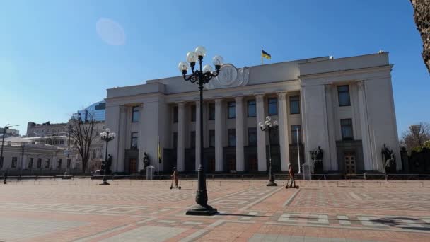 Kyiv, Ukraine : Building of the Ukrainian Parliament - Verkhovna Rada — Stock video